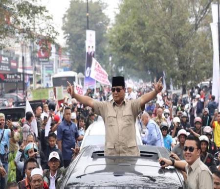 Prabowo saat berkunjung ke Pekanbaru, Riau disambut masyarakat (foto/int)